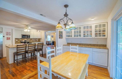Damascus House | Cottage on Creeper Trail with Wide Open Acreage