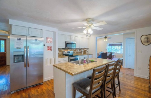 Damascus House | Cottage on Creeper Trail with Wide Open Acreage