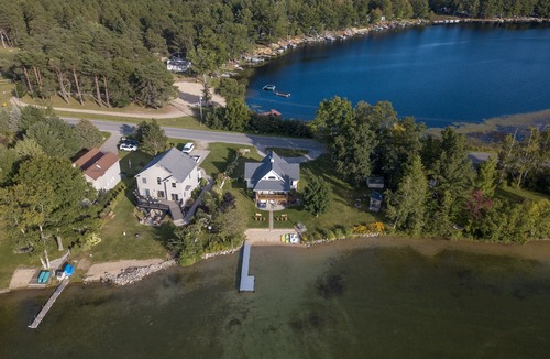 Lake House | Cottage on Crystal Clear All Sports Lake, Sauna, Jacuzzi, Boat, Great Fishing!