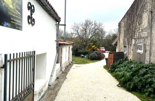 Chenac-Saint-Seurin-d'Uzet Cottage | Cottage on large plot