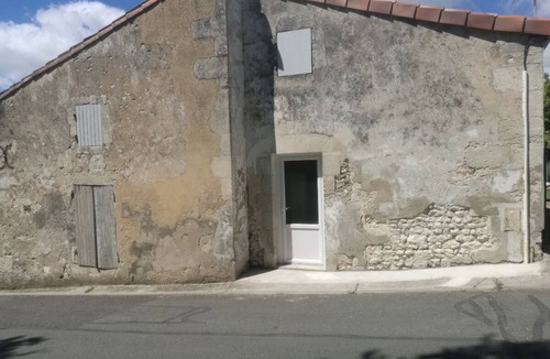 Chenac-Saint-Seurin-d'Uzet Cottage | Cottage on large plot