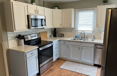 St. Charles House | Cottage on Historic Main Street- Low Cleaning fee