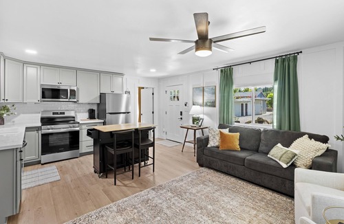 Loomis Cottage | Cottage on King: Stylish and comfortable in the country!