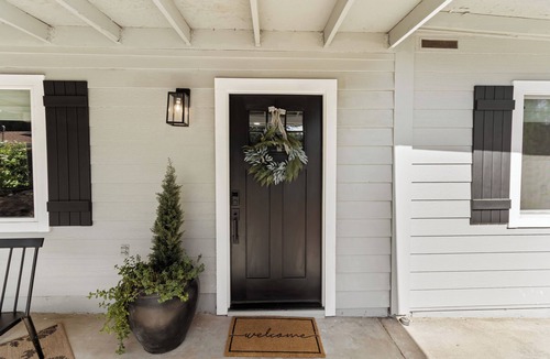 Loomis Cottage | Cottage on King: Stylish and comfortable in the country!