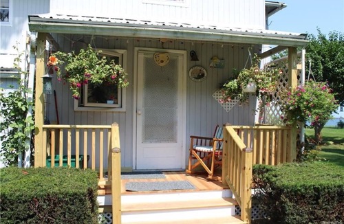 Waterport House | Cottage on Lake Ontario with extra charm and character!