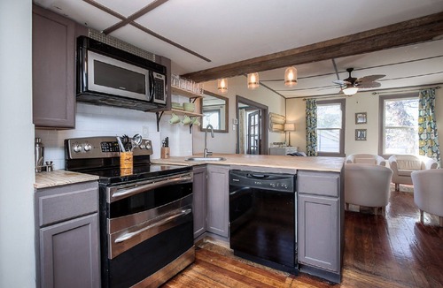 Weston House | Cottage On Main- In The Heart Of Weston