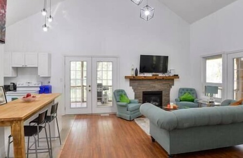 Sebright House | Cottage on Riverfront/Forest/Hot tub/Privacy