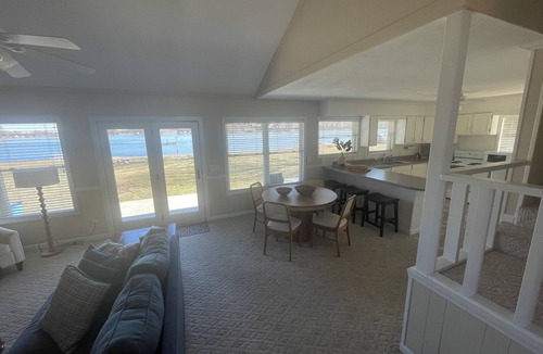 White Pigeon Cottage | Cottage on the lake 15 minutes to Shipshewana
