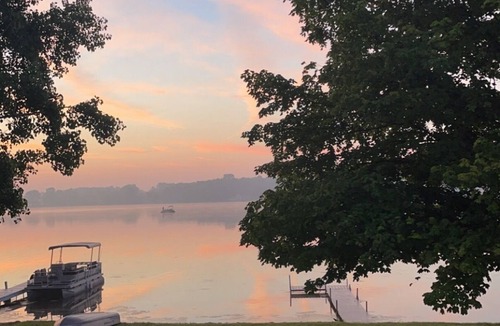 White Pigeon Cottage | Cottage on the lake 15 minutes to Shipshewana