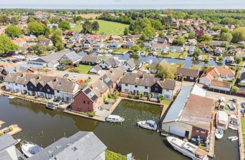 Hoveton House | Cottage On The Quay