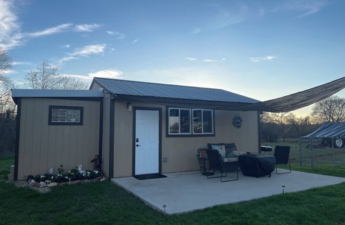 Red Rock Cottage | Cottage on the Ranch close ATX, Circuit of the Americas, Bastrop. Pet friendly!
