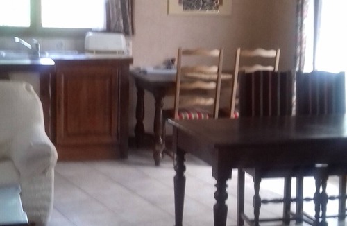 Chelles Apartment | Cottage on the river in a green setting