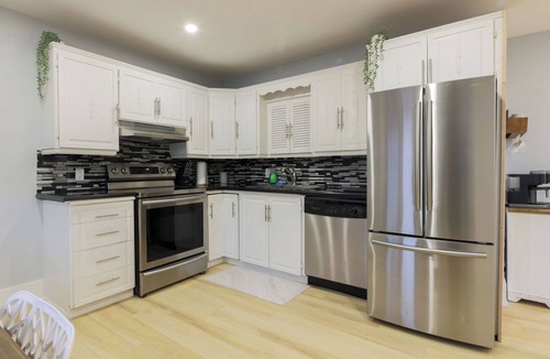 St. Catharines Cottage | Cottage on the Water | Hot Tub | 15 min to Beach, Wineries, Niagara Falls |