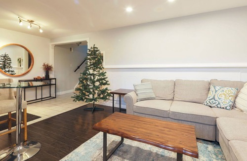 St. Catharines Cottage | Cottage on the Water | Hot Tub | 15 min to Beach, Wineries, Niagara Falls |