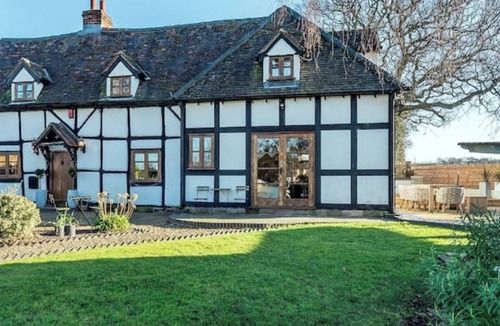 Ockbrook Cottage | Cottage-outdoor bar-fire pit-PETS NEC