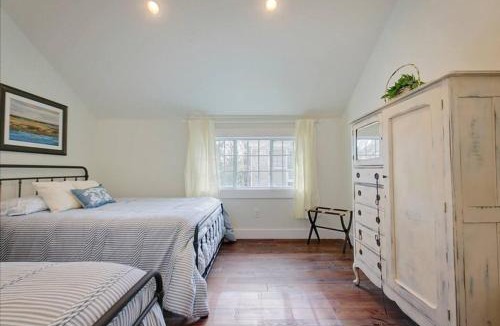 Crescent Hill House | Cottage Park Carriage House-Rest and Explore with Hollyhock