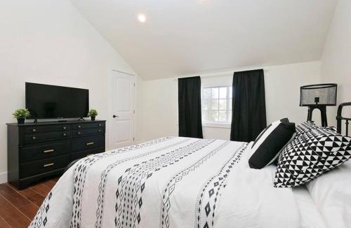 Crescent Hill House | Cottage Park Carriage House-Rest and Explore with Hollyhock