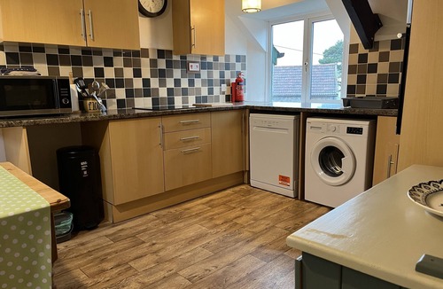 Heligan Cottage | Cottage-Private Bathroom-Swallow