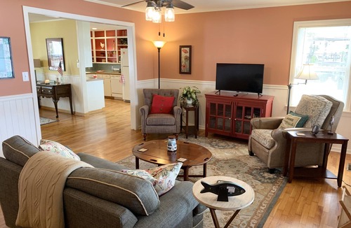 Piney Cottage | Cottage -Private Hot Tub, Fire Pit, Covered Deck, 20 steps from Lake Hamilton