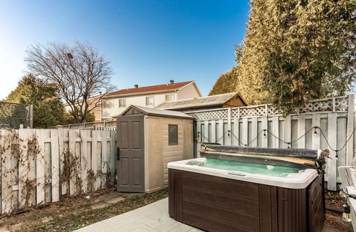 Brossard House | Cottage private spa & pool table