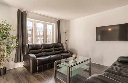 Brossard House | Cottage private spa & pool table