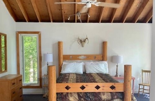 Bishop Corners Cottage | Cottage Rental on Lake Mazinaw “Bon Echo”