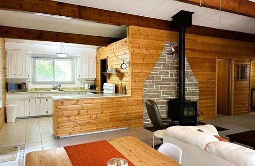 Hillside Beach Cottage | Cottage rental steps from Lake Winnipeg