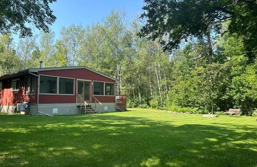 Hillside Beach Cottage | Cottage rental steps from Lake Winnipeg