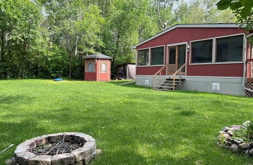 Hillside Beach Cottage | Cottage rental steps from Lake Winnipeg