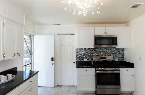 Gatesville House | Cottage Retreat with Starlink & Small-Town Charm, Charming bungalow with fenced yard and Starlink Wi.