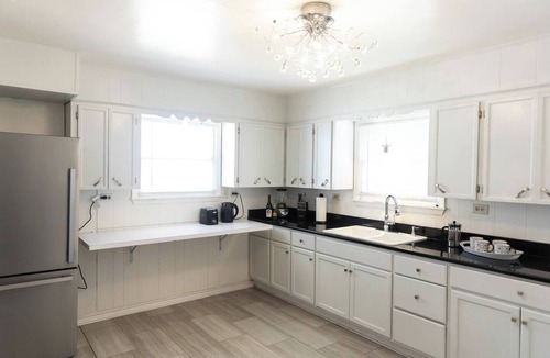 Gatesville House | Cottage Retreat with Starlink & Small-Town Charm, Charming bungalow with fenced yard and Starlink Wi.