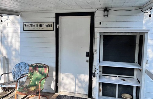 Gatesville House | Cottage Retreat with Starlink & Small-Town Charm, Charming bungalow with fenced yard and Starlink Wi.