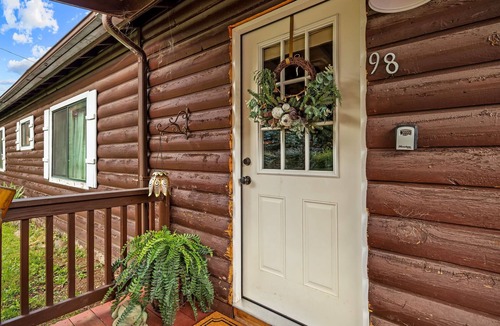 Greer Cabin | Cottage Room on Main