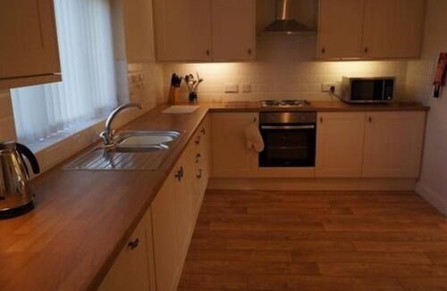 Newburgh Cottage | Cottage Shared Bathroom at Forest View Holiday Park