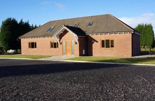 Newburgh Cottage | Cottage Shared Bathroom at Forest View Holiday Park