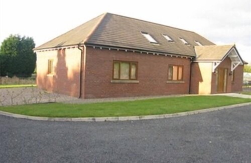 Newburgh Cottage | Cottage Shared Bathroom at Forest View Holiday Park