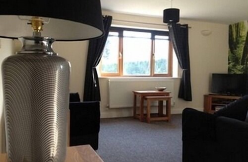 Newburgh Cottage | Cottage Shared Bathroom at Forest View Holiday Park