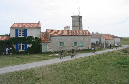 Gibourne Cottage | Cottage (sleep 5+cot) on Child-friendly Complex with shared pool and play areas