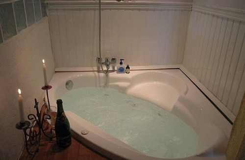 Gibourne Other | Cottage (sleep 8+cot) on Child-friendly Complex with shared pool and play areas