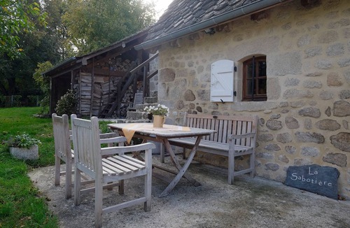 Goulles Cottage | Cottage - Sleeps 2 - Parking - Pet friendly