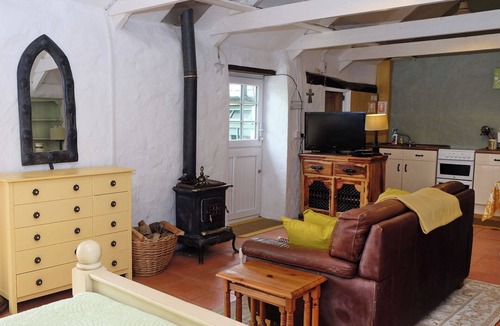 Grade House | Cottage Sleeps 2- Wood Fire, Garden, Pets, Parking