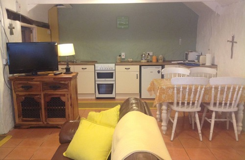 Grade House | Cottage Sleeps 2- Wood Fire, Garden, Pets, Parking