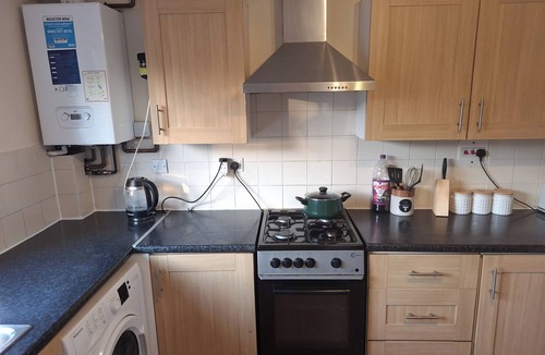 Huntingdon House | Cottage - Sleeps 4 - Parking - WiFi