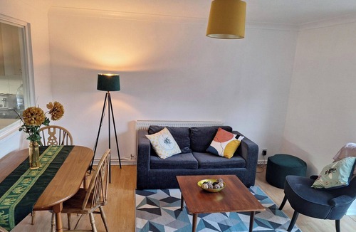 Huntingdon House | Cottage - Sleeps 4 - Parking - WiFi