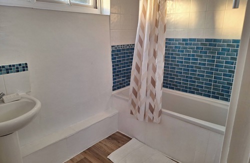 Huntingdon House | Cottage - Sleeps 4 - Parking - WiFi