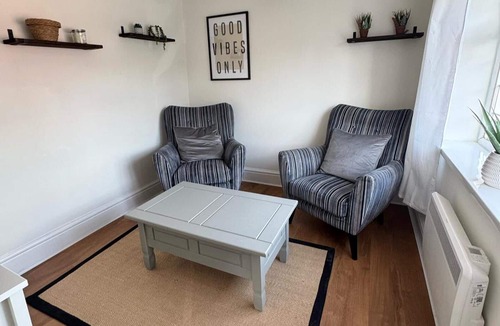 Middlewich Cottage | Cottage - Sleeps 4 - Pet Ok - Patio - Parking