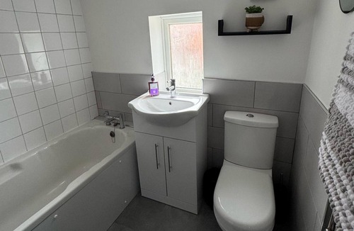 Middlewich Cottage | Cottage - Sleeps 4 - Pet Ok - Patio - Parking