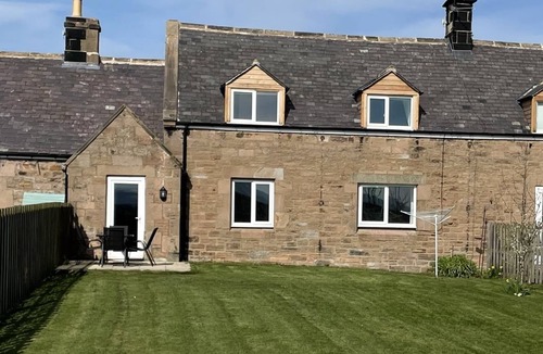 Old Bewick House | Cottage - Sleeps 6 - Garden - Parking