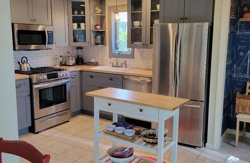 North Kingstown Cottage | Cottage steps from a private beach