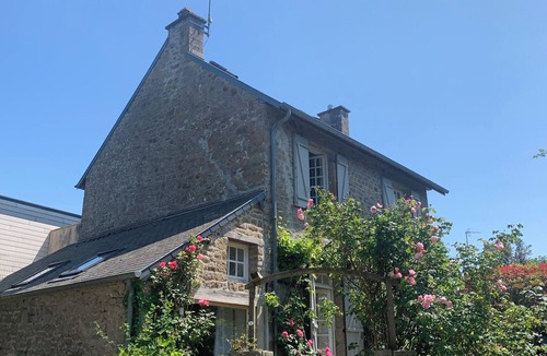 Carolles Cottage | Cottage-style house between countryside and sea